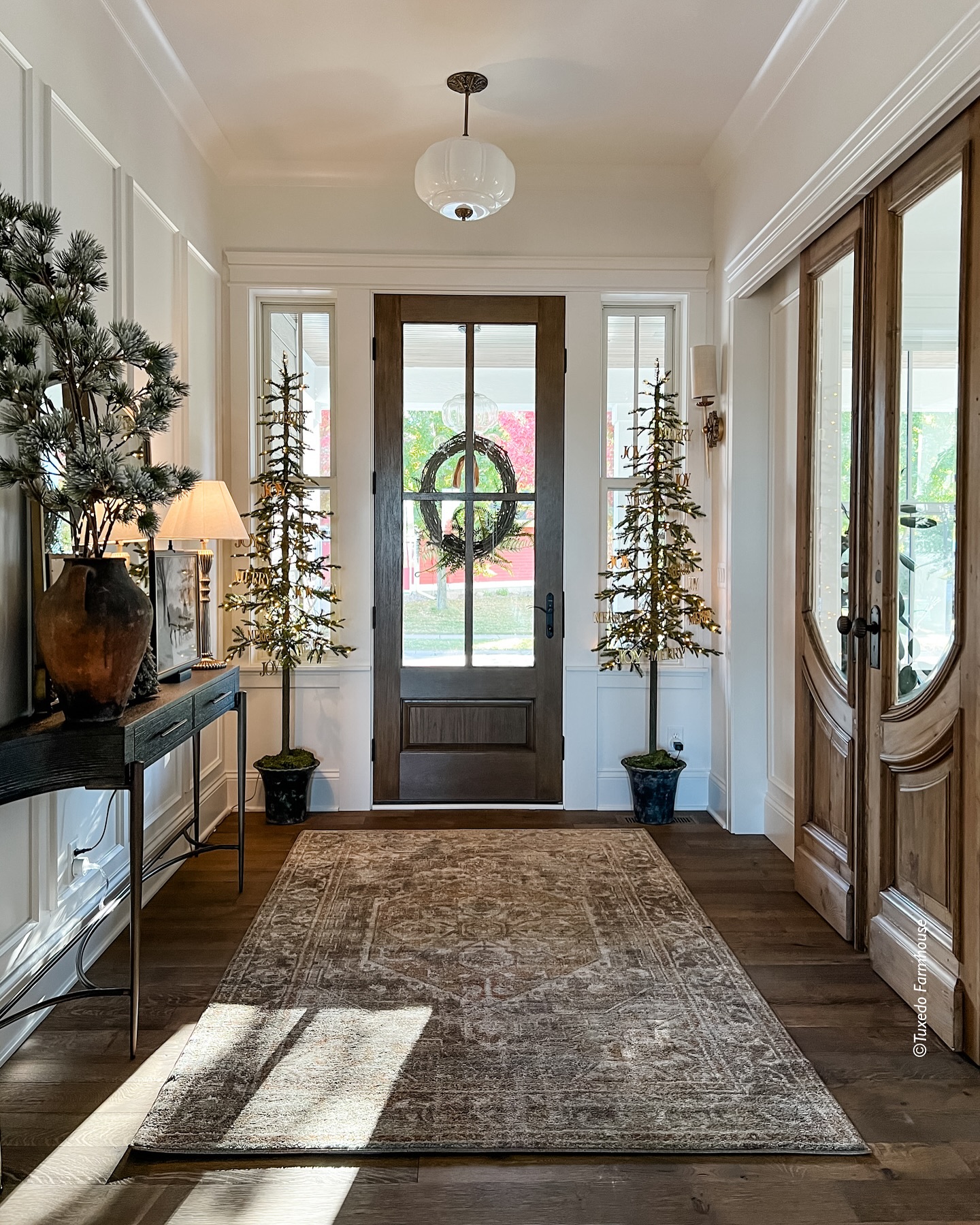 Professional christmas decorating in Des Moines Iowa - Elegant Evening Entrance